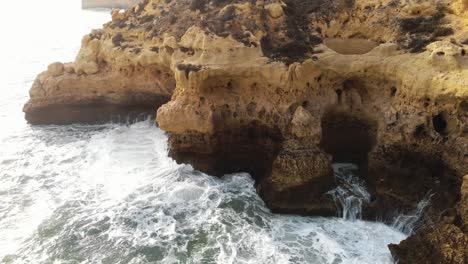 4k-drohnenaufnahmen-Aus-Der-Luft,-Die-Die-Felsigen-Küstenklippen-In-Der-Nähe-Der-Stadt-Carvoeiro,-Portugal,-Zeigen