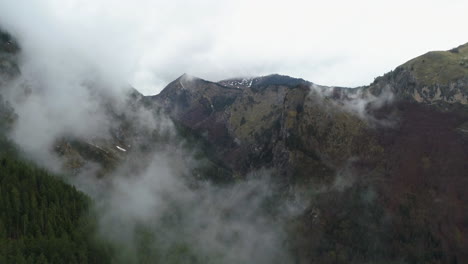 parque nacional nemuna cubierto de nubes bajas. kosovo