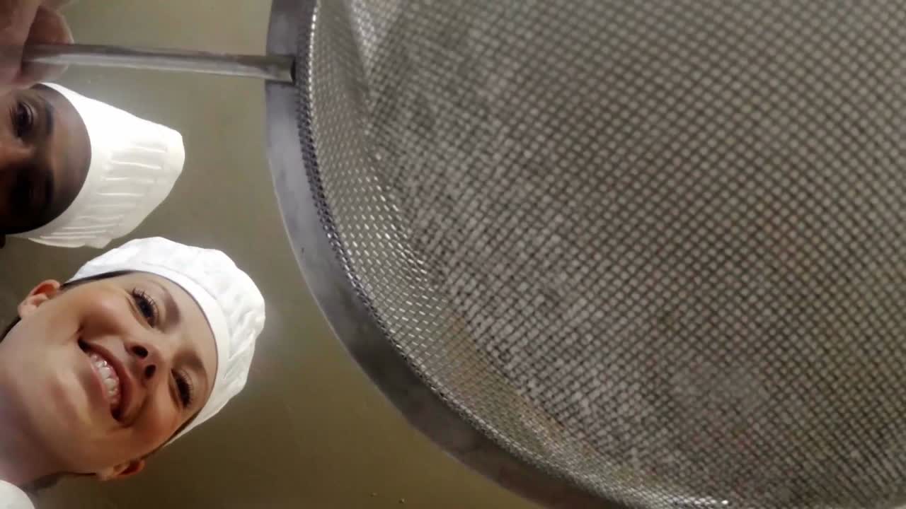 남성과 여성 요리사가 음식을 준비하고 있습니다.