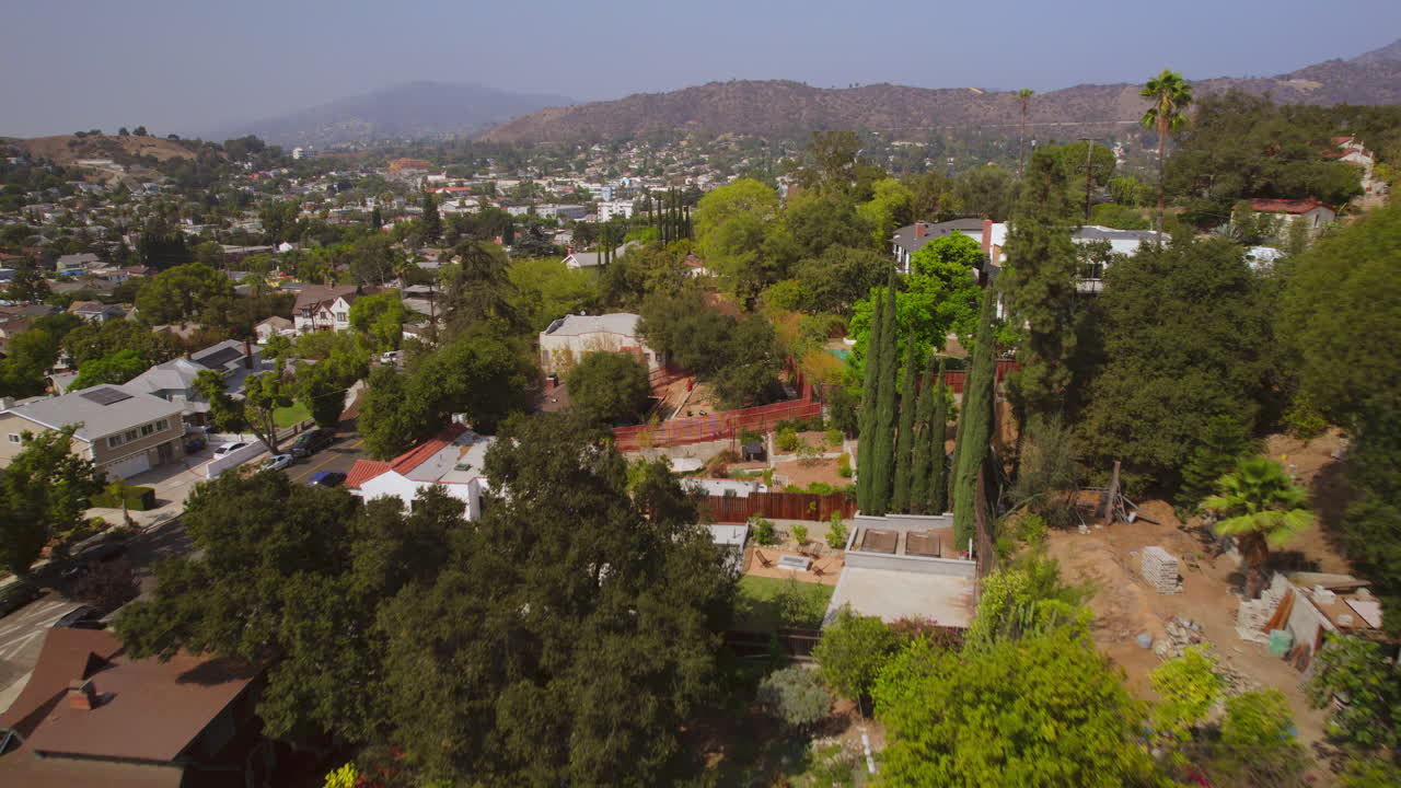 tire hacia atrás sobre las casas en el barrio de eagle rock en los ángeles, california en un hermoso día de verano