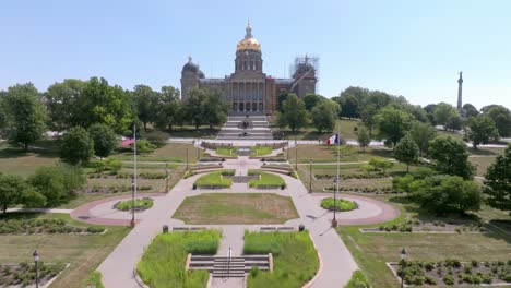 Edificio-Del-Capitolio-Del-Estado-De-Iowa-En-Des-Moines,-Iowa-Con-Banderas-Ondeando-Y-Establo-De-Video-De-Drones