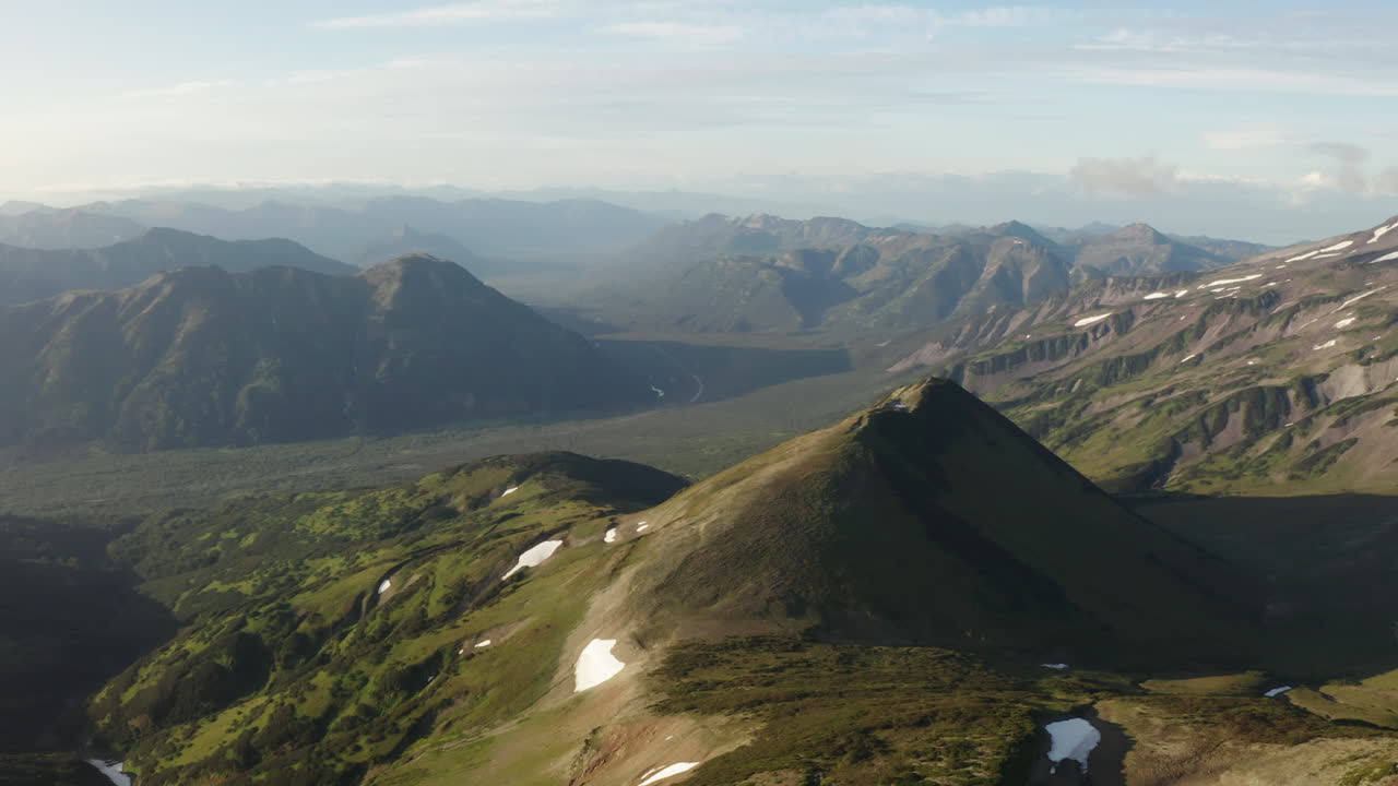 Droneoptagelse over bjerglandskab.