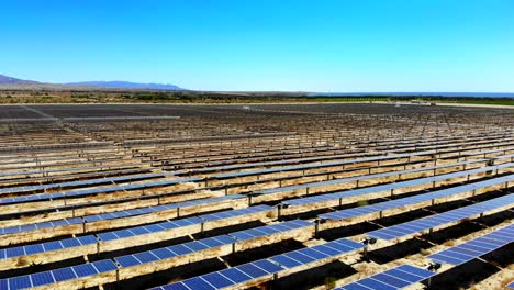panel solar granja fotovoltaica aérea 4k drone se eleva por encima de una gran variedad de paneles con el mar salton en la distancia