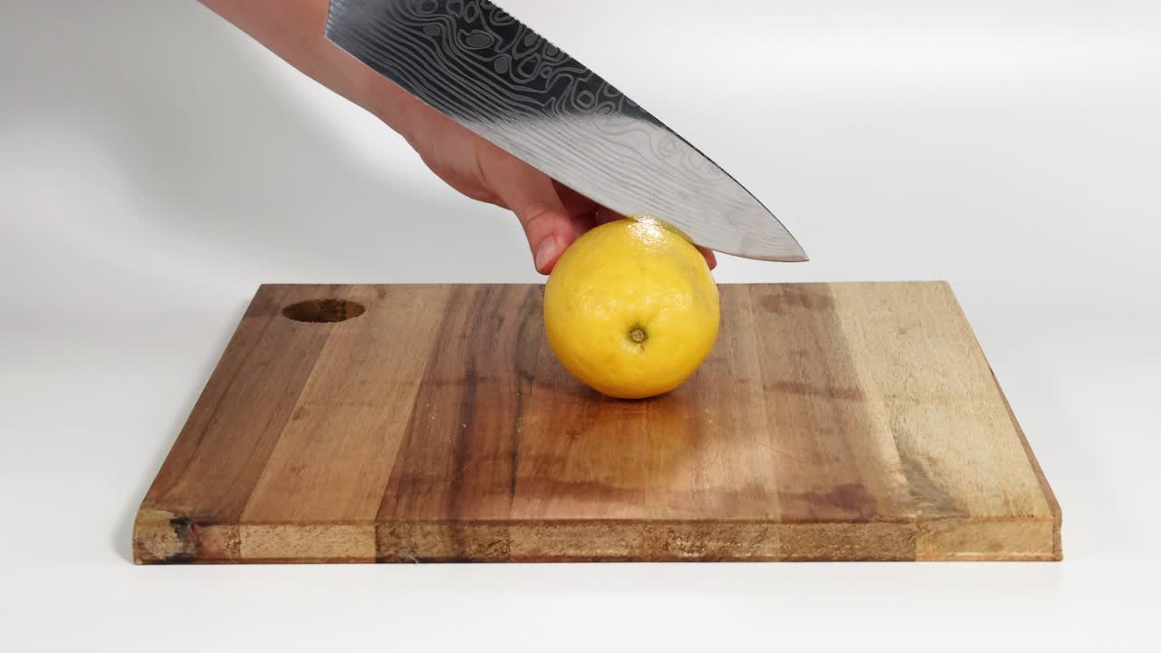 Sequential steps of cutting a lemon into slices