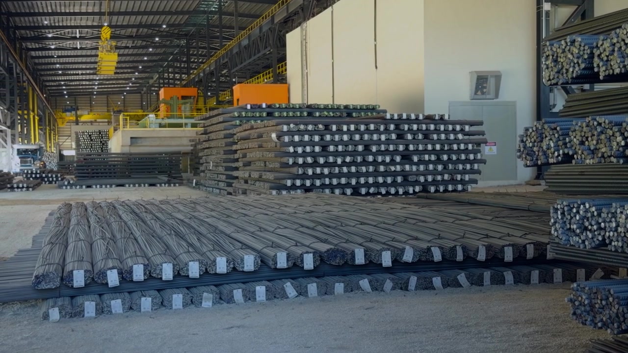 Magazzino di stoccaggio di barre d'acciaio presso la fabbrica di acciaio Ecoacero, Repubblica Dominicana.