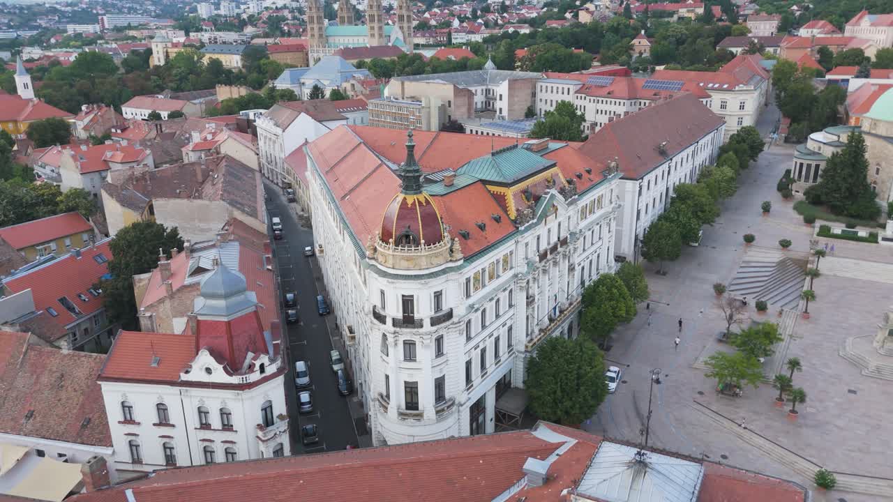 Letecký pohled na radnici župy Baranya s její zdobnou fasádou a centrální polohou v Pécsi.
