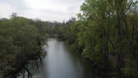 Praterpark-Wien-In-Wien,-Österreich,-Luftdrohne-Fliegt-über-Dem-Bachkanal