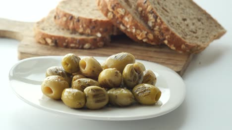 aceitunas verdes y pan de trigo entero