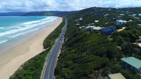 Drone-Sobre-Autos-En-La-Gran-Carretera-Oceánica