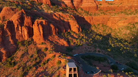 Luftaufnahme-über-Der-Kapelle-Des-Heiligen-Kreuzes-In-Sedona,-Arizona-Während-Der-Goldenen-Stunde---Drohnenaufnahme