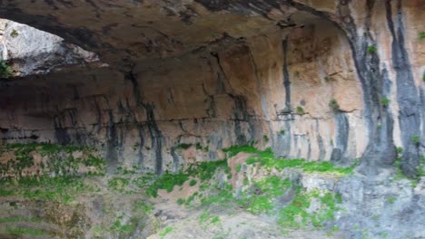 cueva de piedra caliza en el sumidero del desfiladero de balaa con cascada de inmersión en tannourine, batroun, líbano