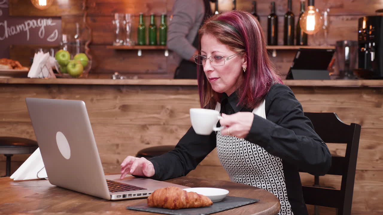 카페에서 노트북으로 일하는 여자