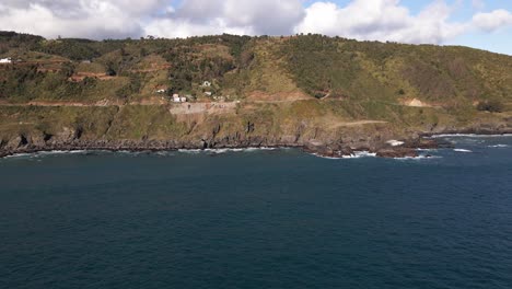 toma aérea circular de la costa en un acantilado tomada durante el día en chile