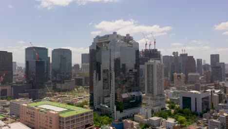 asombrosa imagen aérea de osaka, punto de referencia del edificio del cielo umeda con el horizonte, el rascacielos y la ciudad de osaka, japón