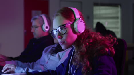 mujer caucásica escribiendo en el teclado de la computadora en una oficina creativa
