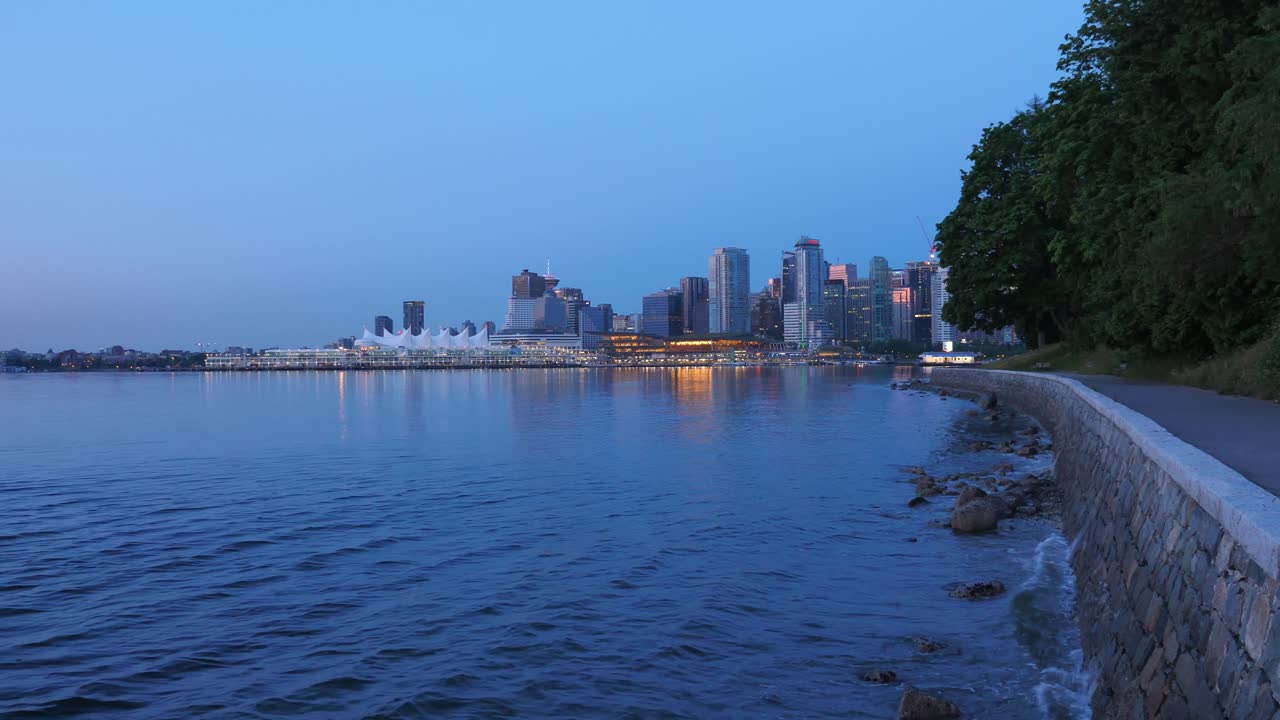 ciudad frente al río con el lugar de canadá en la entrada de burrard en vancouver, columbia británica, canadá