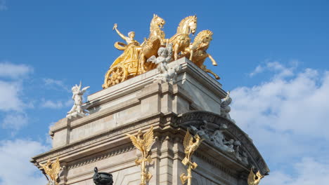 goldstatue im parc ciutadella in barcelona