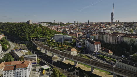 Prag,-Tschechien,-Luftaufnahme-Einer-V51-Drohne-über-Dem-Viertel-Florenc,-Aufnahme-Des-Zentralen-Verkehrsknotenpunkts,-Des-Vítkov-Hügels-Und-Der-Stadtlandschaft-Von-Zizkov-Mit-Fernsehturm-–-Aufgenommen-Mit-Mavic-3-Cine-–-November-2022