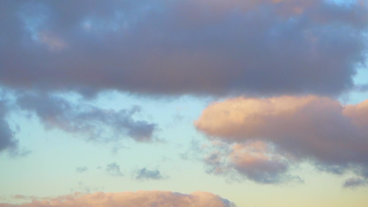 다채로운 해가 지는 구름