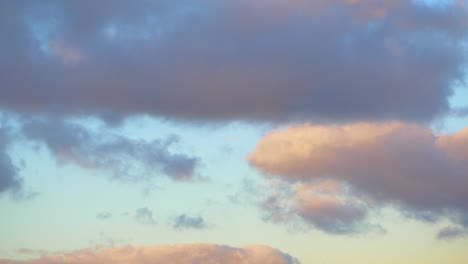 las nubes coloridas del atardecer