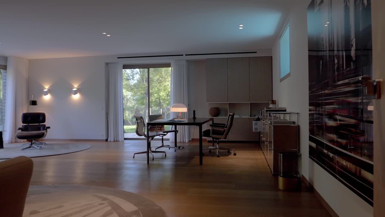 toma de establecimiento lento de un estudio dentro de una villa de lujo en el sur de francia.