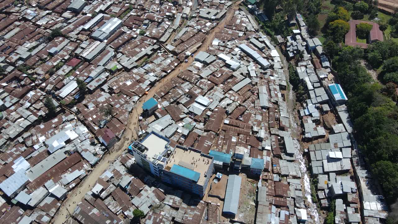 vista aérea de personas jugando en una azotea en kibera, el barrio marginal más grande de áfrica