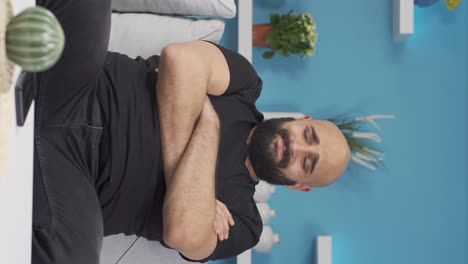 video vertical de un hombre infeliz y deprimido.