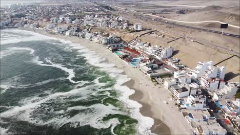 toma panorámica con drones de una playa en perú