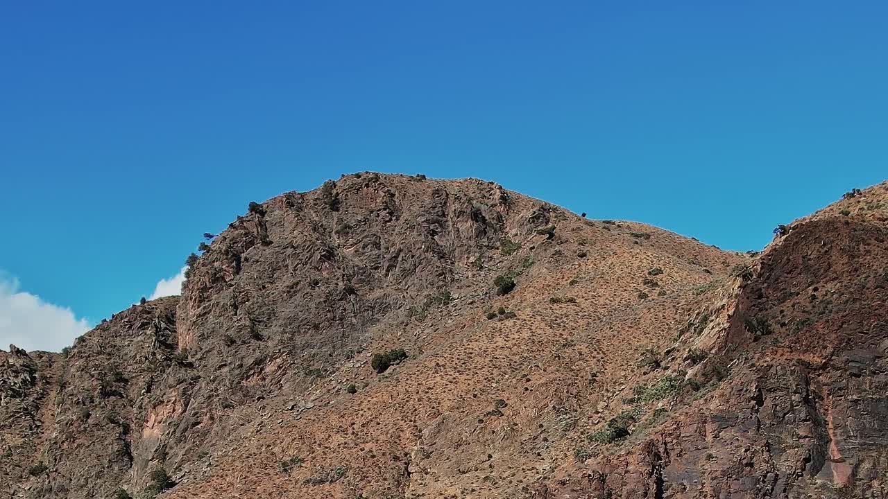 Vista aerea di un paesaggio roccioso in Marocco sotto un cielo azzurro e limpido