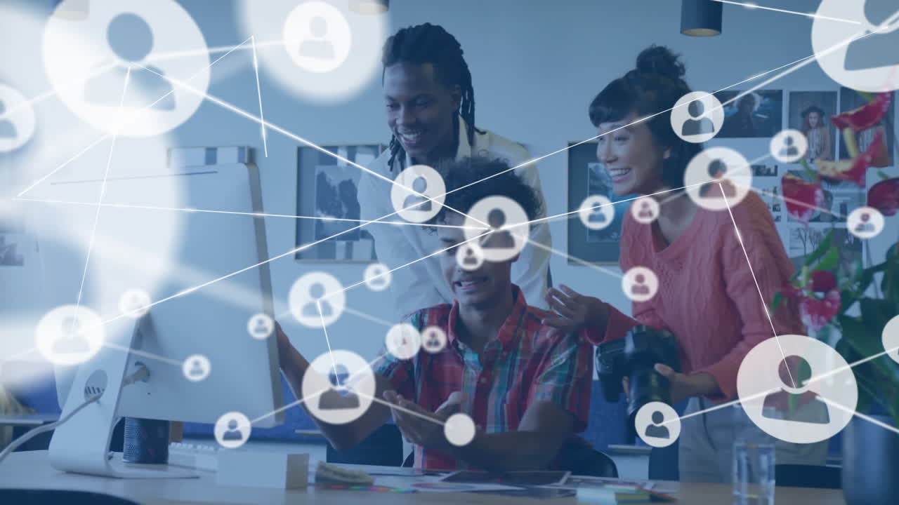 다양한 동료들이 작업에 대해 논의하는 데이터 처리 및 다이어그램의 애니메이션