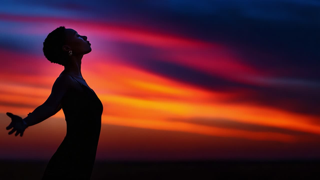 Una donna in silhouette su uno sfondo mozzafiato al tramonto, con splendide sfumature di rosa, viola e arancione che creano un impatto visivo straordinario, perfetto per la riflessione e la tranquillità