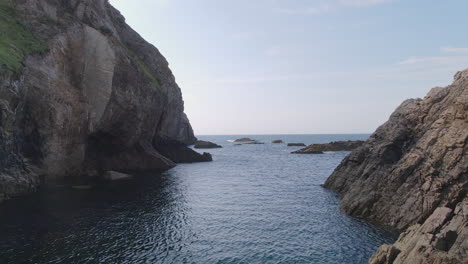 Vergrößern-Sie-Blaue-Meereswellen,-Die-An-Einem-Sonnigen-Tag-Auf-Felsen-Brechen