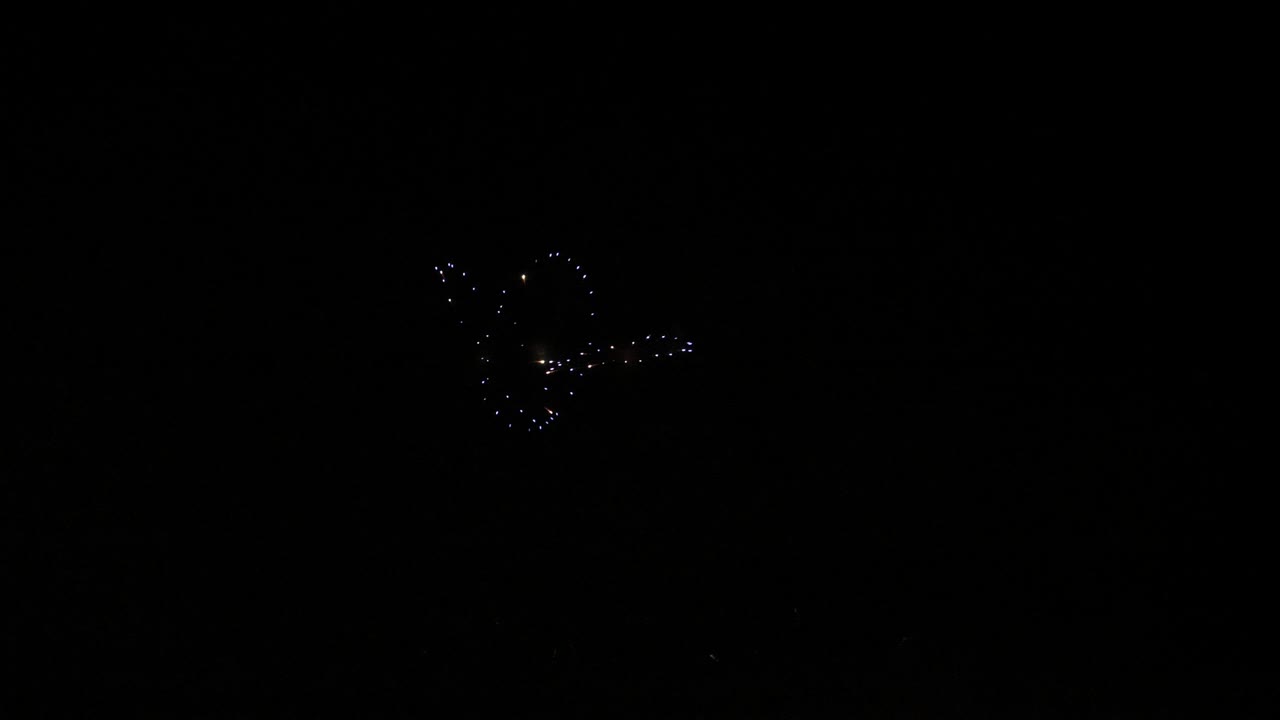 느린 동작의 반지 불꽃놀이 쇼