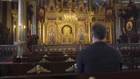 hombre adorando en la iglesia.