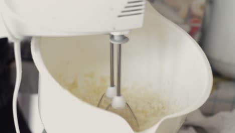 un video de mezclar panqueques con una batidora de cerca