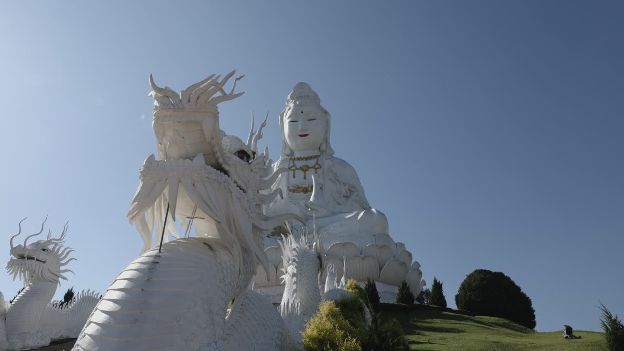Wat Huay Pla Kang, Chiang Rai'de Guan Yin'i koruyan 2 ejderha.