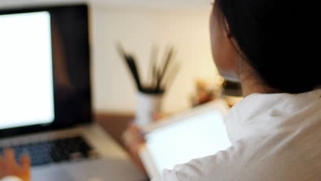 mujer trabajando en la computadora
