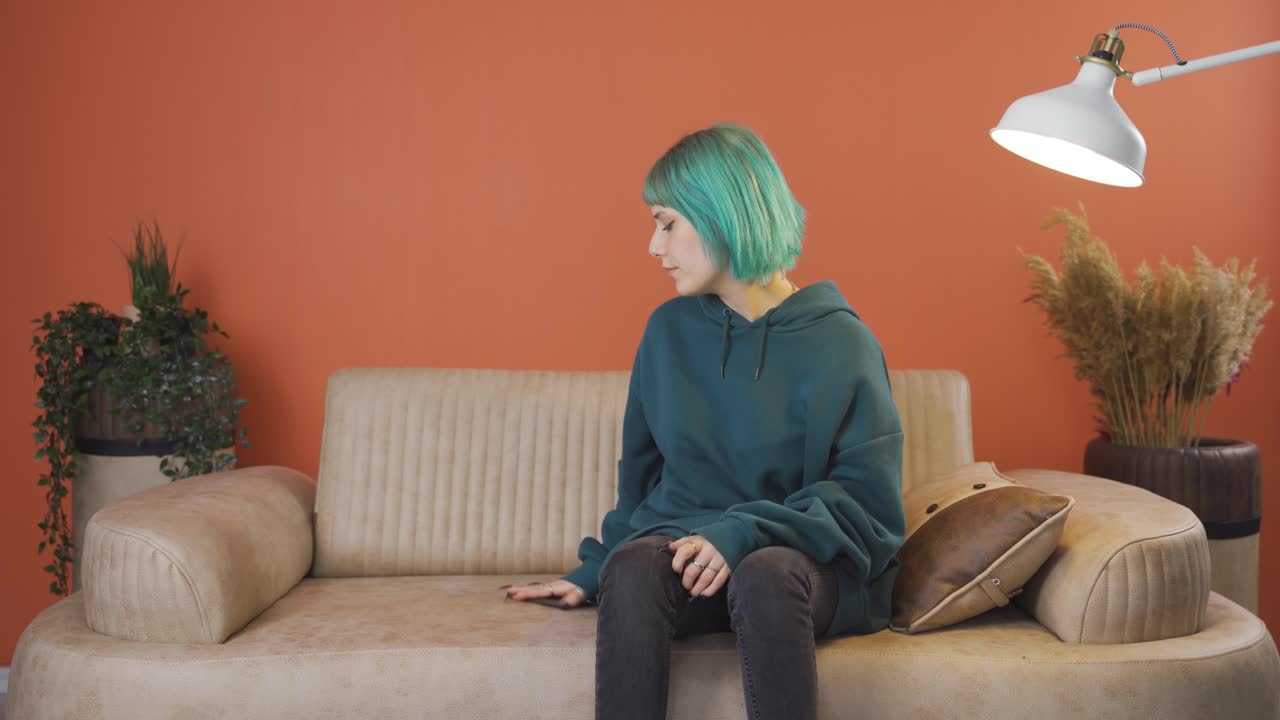 불행한 젊은 여성이 가난하게 살고 있습니다.