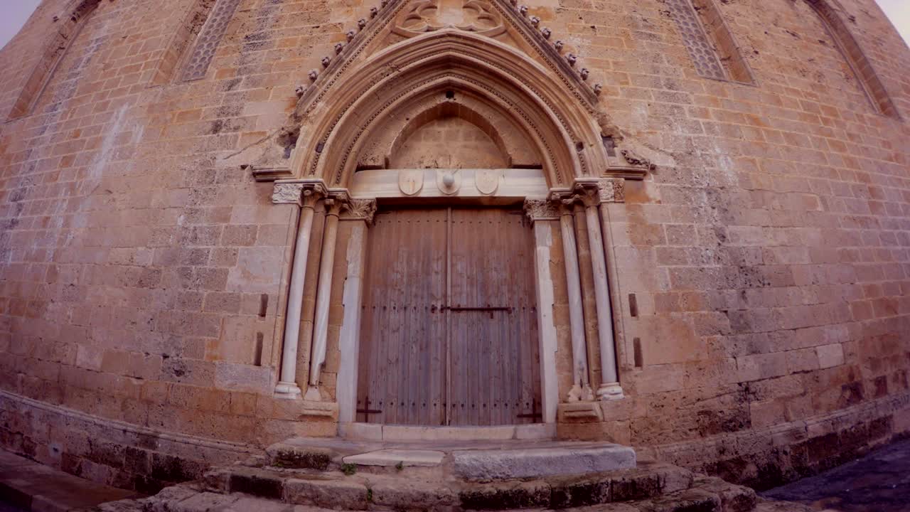 las puertas góticas del templo de san nicolás están cerradas para visitar la ciudad de gazimagusa en la costa noreste de chipre.