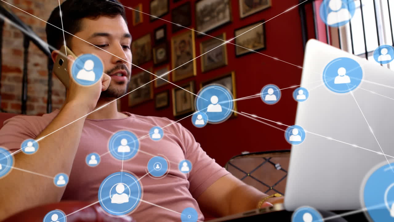 animación de la red de conexiones con iconos sobre el hombre usando teléfono inteligente y portátil