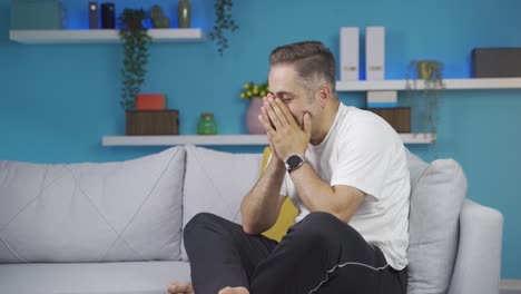 hombre preocupado y nervioso.