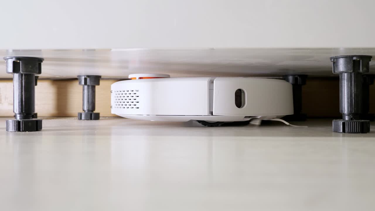 robot aspirador aspirador piso de madera debajo de los muebles