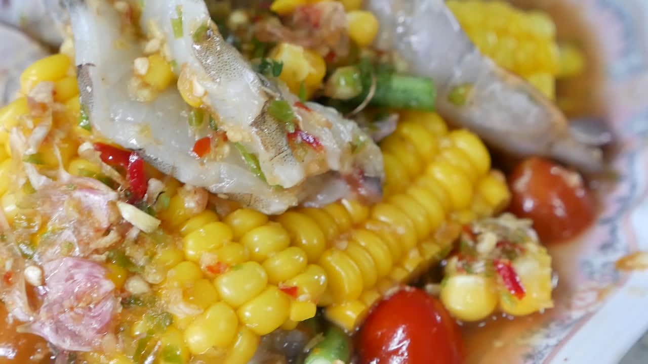 ensalada de maíz picante al estilo tailandés con camarón crudo, de cerca