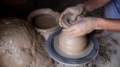 Alfarero-Haciendo-Vasija-De-Barro-En-La-Rueda-De-Cerámica-Torcida,-Hecha-A-Mano,-Artesanía