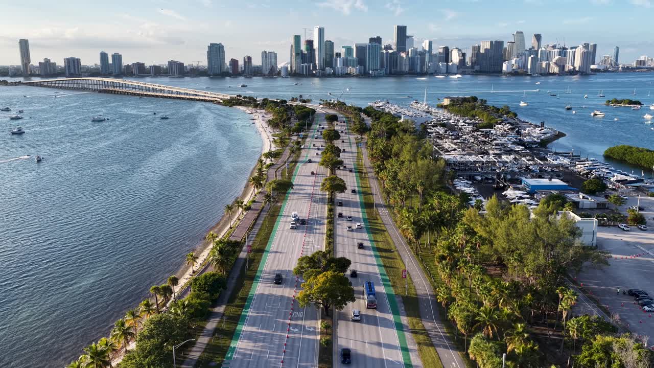 Skyline di Miami a Miami, Florida, Stati Uniti. Paesaggio sulla spiaggia. Quartiere centrale. Meta turistica. Skyline di Miami in Florida, Stati Uniti. Paesaggio marino naturale