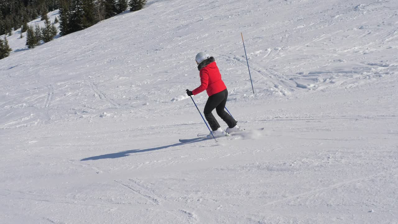 겨울 스키 리조트에서 산의 경사에서 스키를 타는 스키 선수