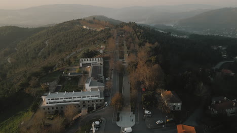 Avenida-Camino-Santuario-Santa-Quitéria-Al-Atardecer,-Felgueiras