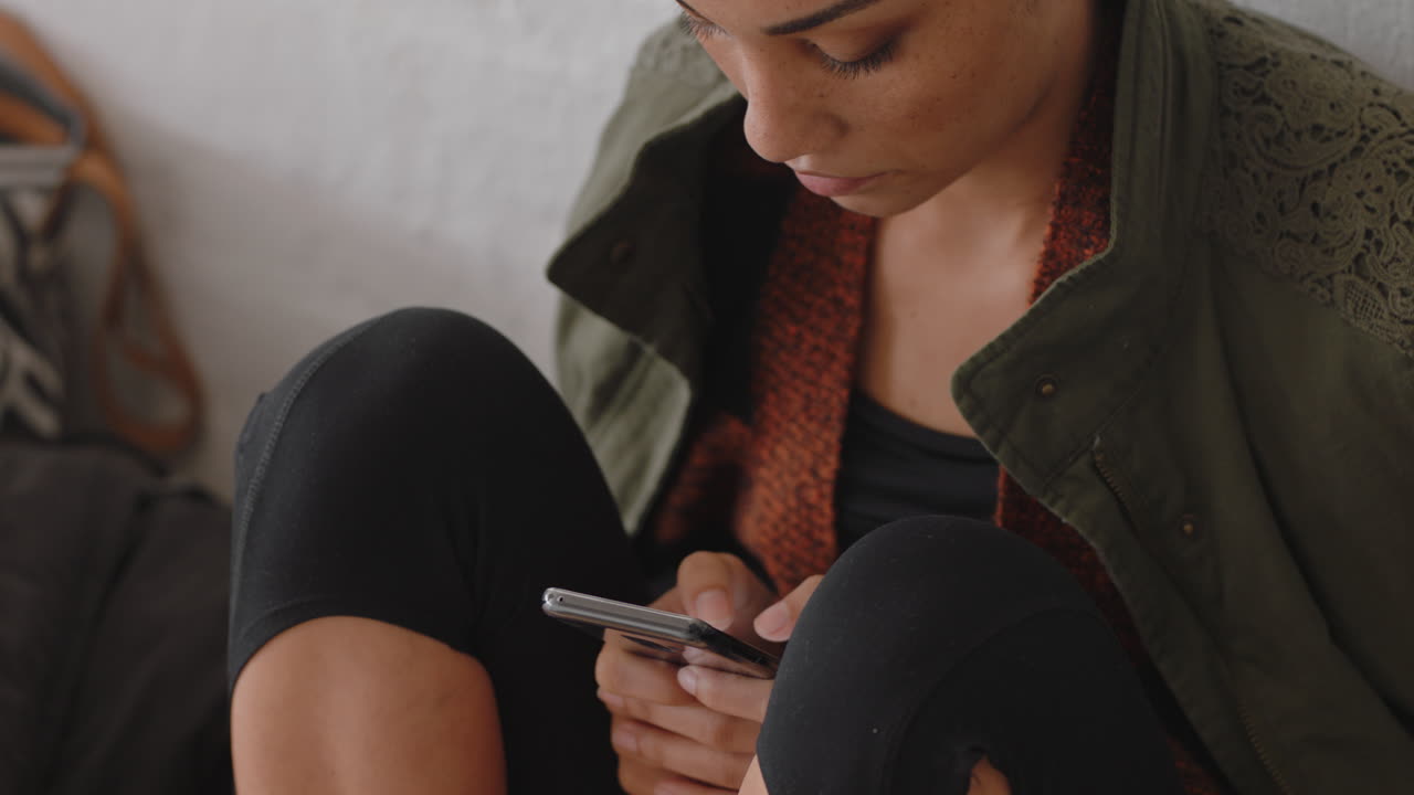 clase de yoga mujer hermosa usando tecnología de teléfono inteligente descansando después del entrenamiento enviando mensajes de texto compartiendo estilo de vida de fitness en las redes sociales relajándose en el estudio