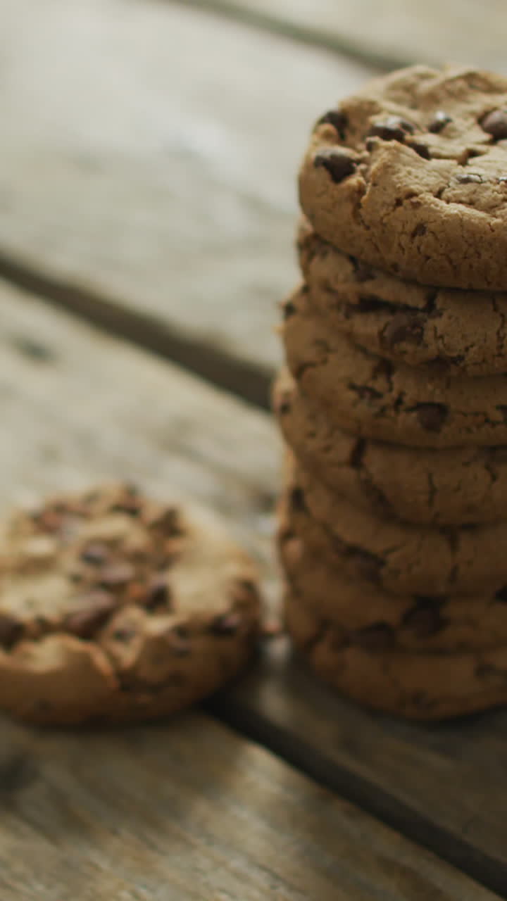 video de galletas con chocolate sobre un fondo de madera
