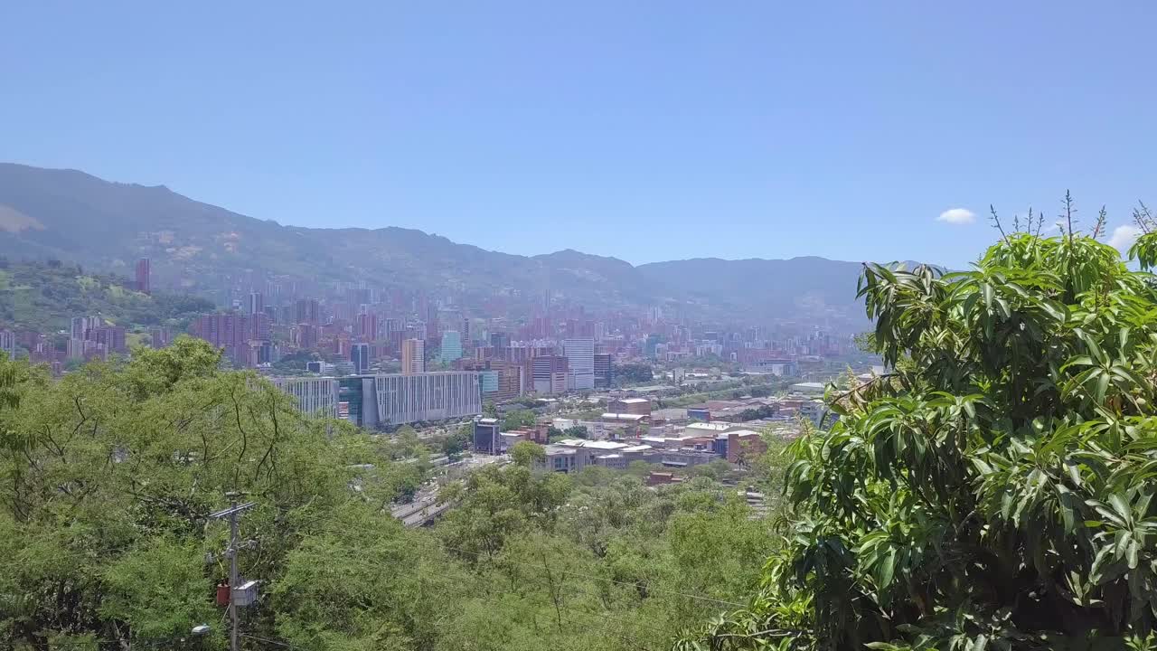 increíble apertura de 4k que muestra la vista de medellín desde pueblo paisa, cerro nutibara